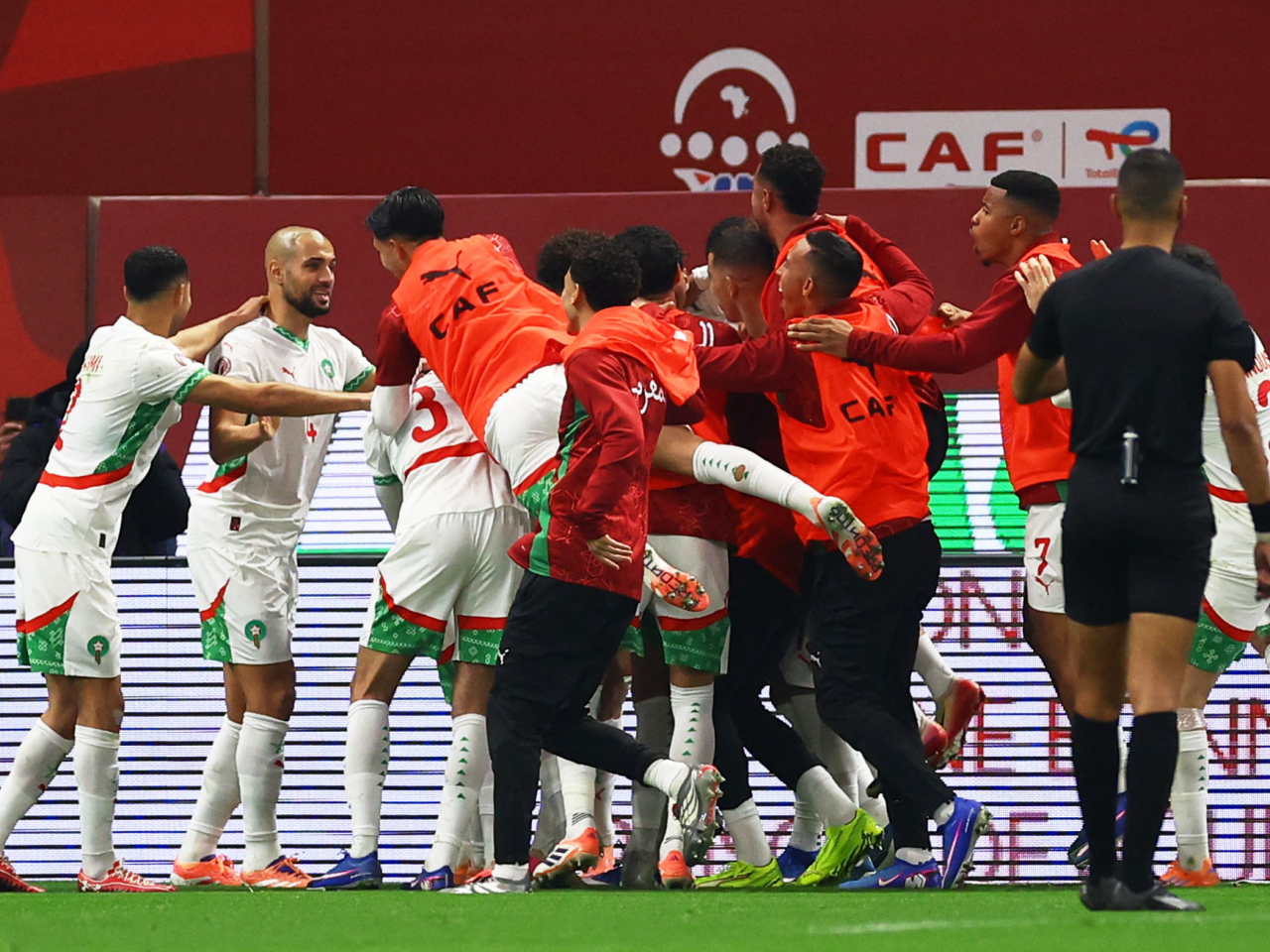 摩洛哥球員慶祝取得第二個入球。（路透社）