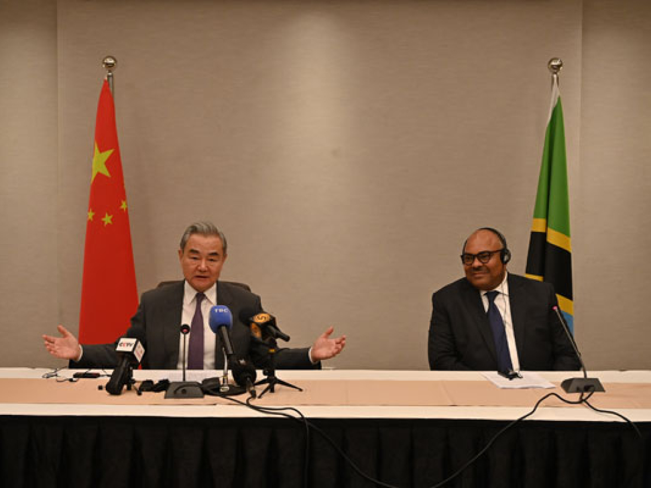 王毅與坦桑尼亞外長孔博會談後共同會見記者。（外交部網站圖片）