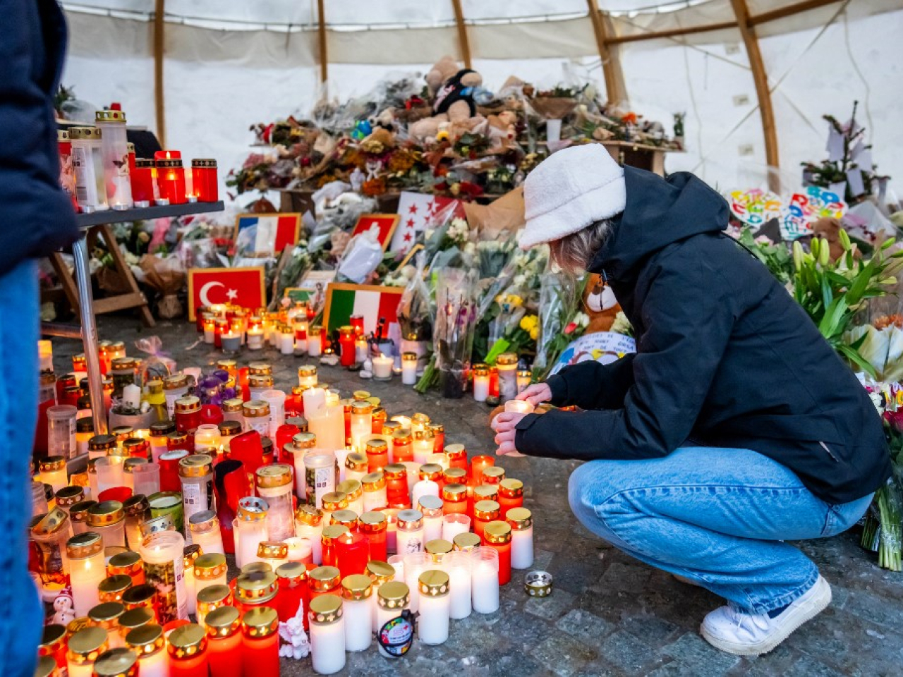 在克朗蒙大拿鎮，民眾到場擺放鮮花及燃點蠟燭悼念遇難者。（法新社）