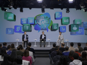 陳茂波（中）出席本台節目《眾言堂》，出席市民關注的問題廣泛。