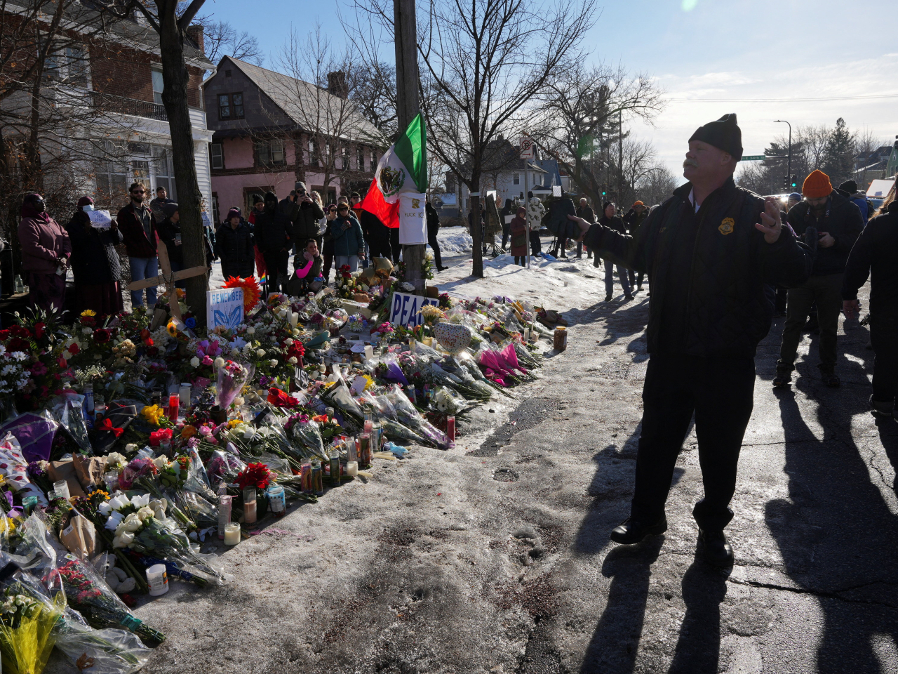 有民眾擺放鮮花悼念被開槍打死的女子。（路透社）