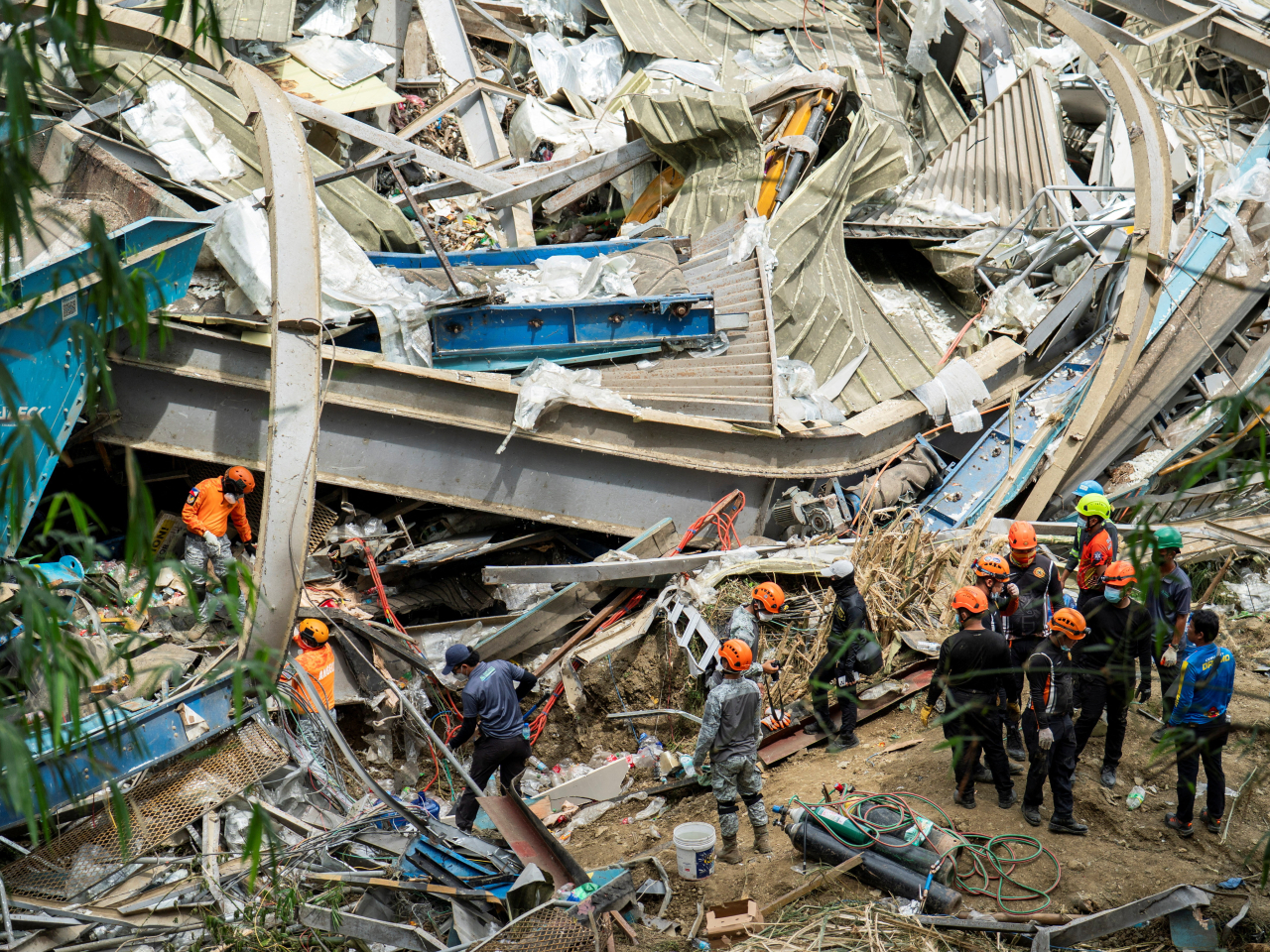 菲律賓宿霧一處堆填區星期四下午坍塌，附近建築物亦被壓毀。（路透社）