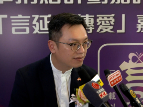 何啟明表示，特區政府提供不同及多元的選擇予街坊，收集他們的意見。（孔令輝攝）