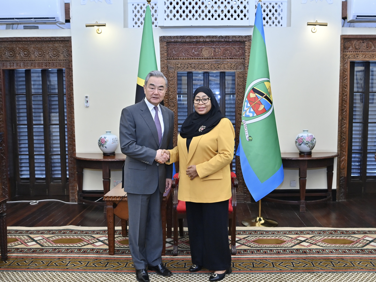 王毅訪問坦桑尼亞，與總統哈桑會面。（新華社）