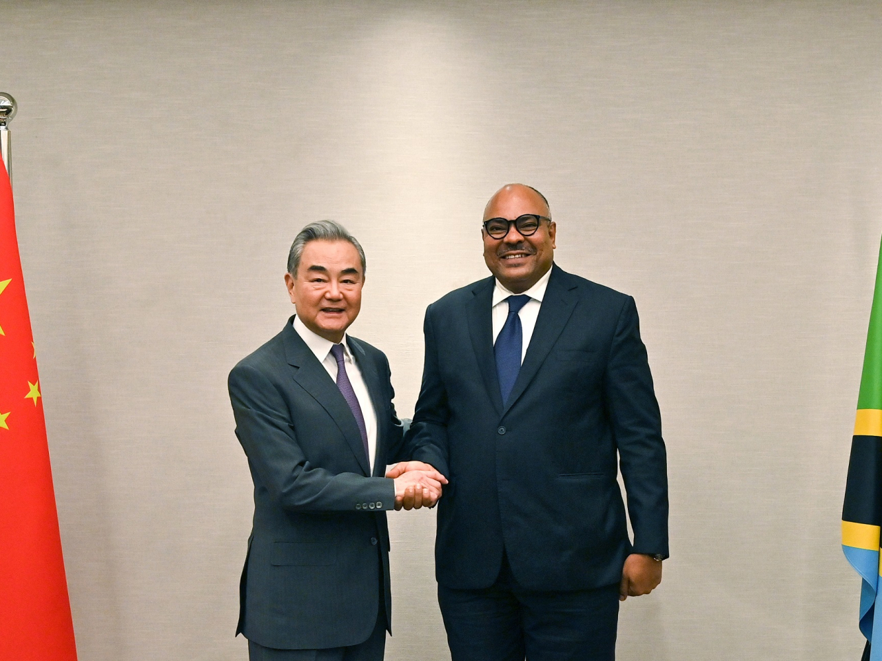 應孔博（右）邀請，王毅（左）在過去的星期五至六訪問坦桑尼亞。（新華社資料圖片）