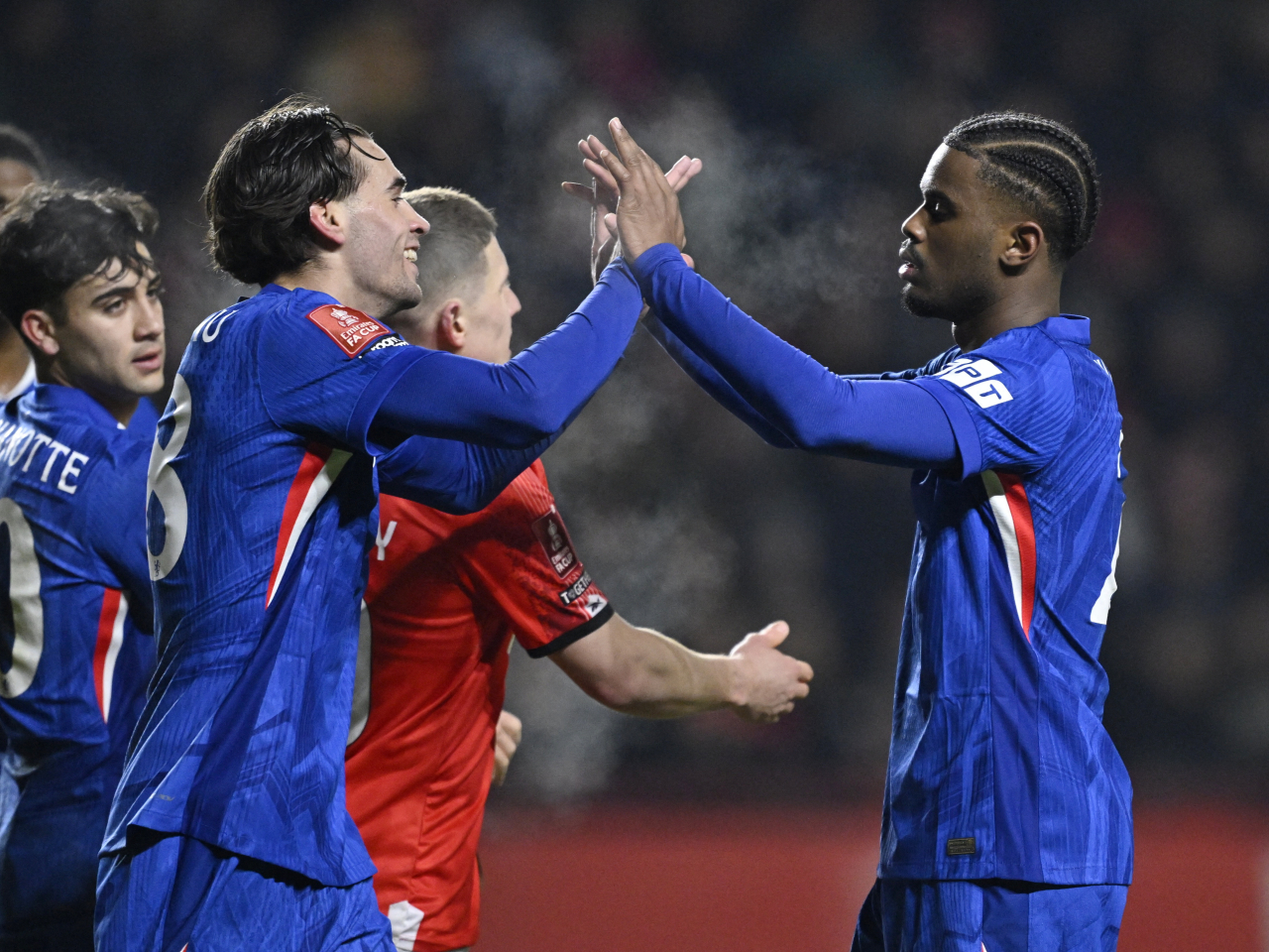 哈度（右）入球後與隊友慶祝。（路透社）