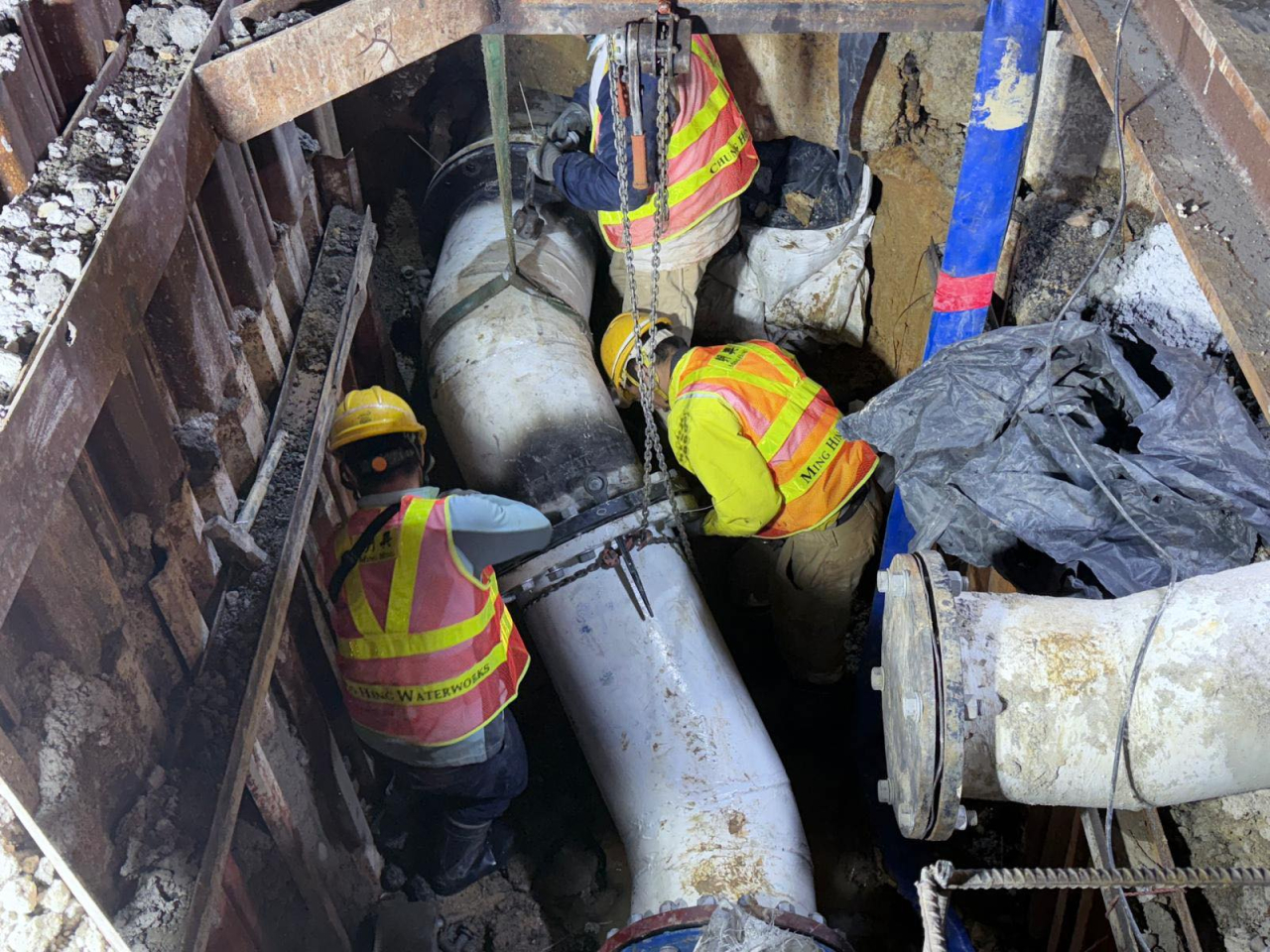 水務署表示，今早順利完成坪輋路地底永久喉管接駁工程。（水務署社交網頁）