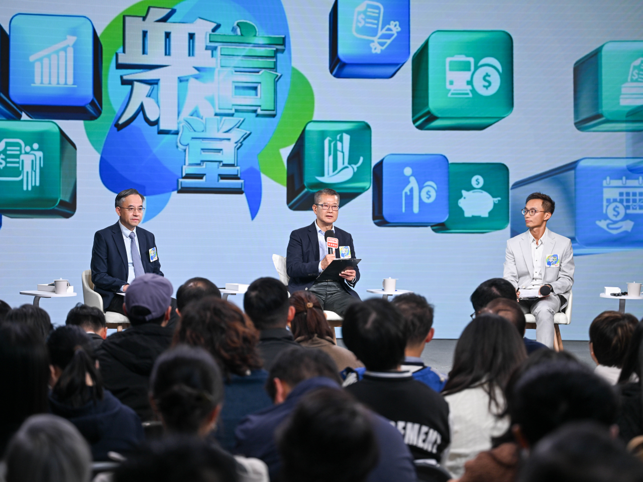 陳茂波昨天出席本台節目《眾言堂》，同來自不同背景的市民直接交流。（陳茂波網誌圖片）