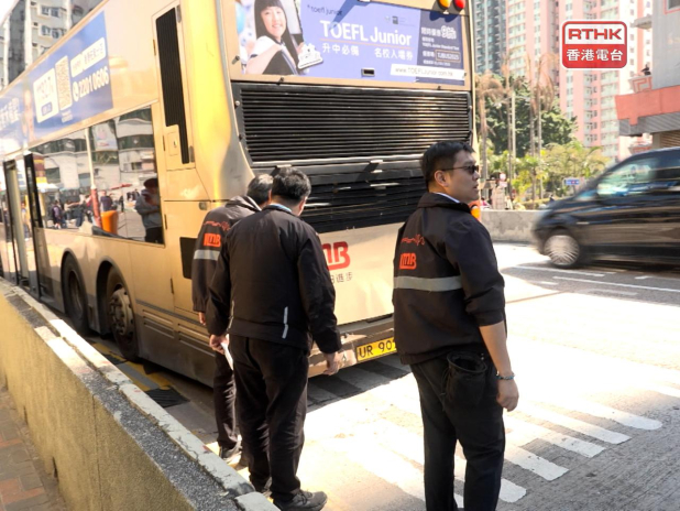 黃大仙龍翔道發生交通意外，一輛旅遊巴與一輛巴士相撞，初步9人受傷。（梁禎祥攝）