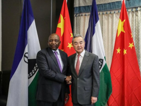 外長王毅與萊索托首相馬特凱恩在馬塞盧會談。(新華社)