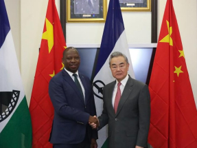 外長王毅在馬塞盧同萊索托外交大臣萊喬內會談。(新華社)