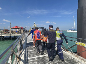 救援人員將事故中的傷者送院。(甲米府公共關係辦公室社交賬號圖片)