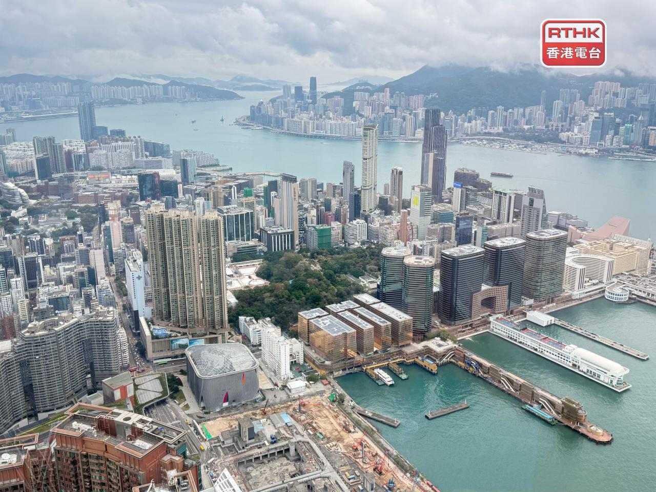 經濟學者袁偉基說，現時發債的成本相對低，基建工程亦可帶動未來經濟，對政府的綜合帳戶趨向平衡，感到樂觀。（港台圖片）