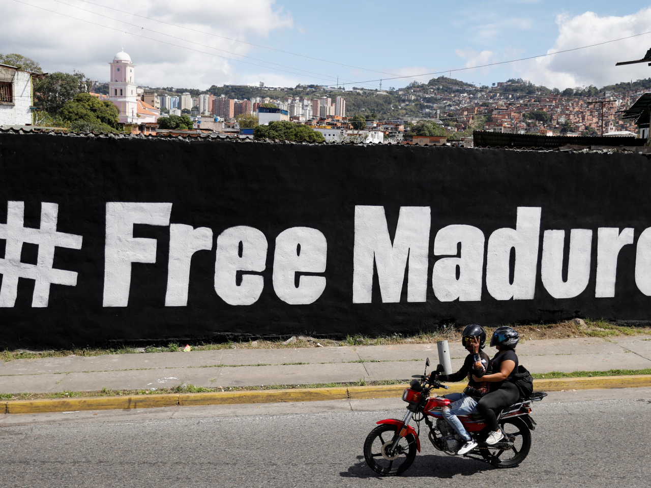 委內瑞拉首都加拉加斯街頭有要求釋放馬杜羅的橫幅。（路透社）