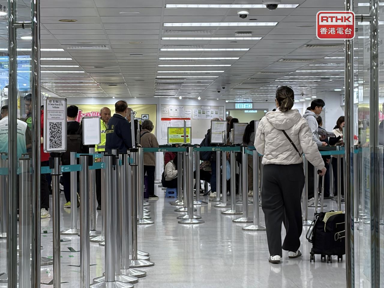 香港牌照事務處今早9時起辦公，運作暢順成功，沒有任何奇怪情況。（鄧鈞尤攝）