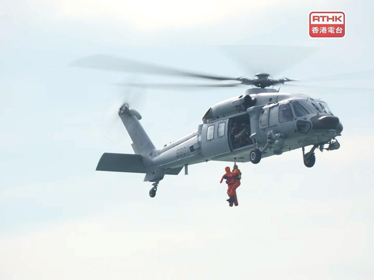 控制塔收到水警通知有市民報告有直升機墜落望東灣，民航處立即通知有關搜救單位。（梁禎祥攝）