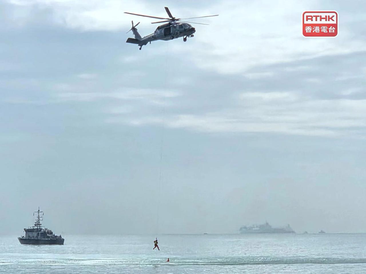解放軍駐港部隊先派出直升機，救起墮海的傷者。（陳曉慶攝）