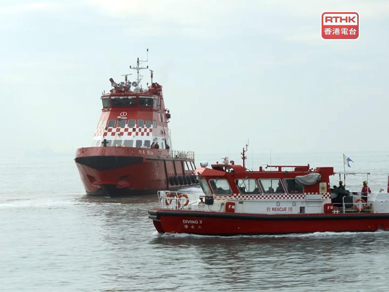 墮海的生還者由消防處的潛水員救起，然後從潛水支援快艇移送上消防船。（梁禎祥攝）