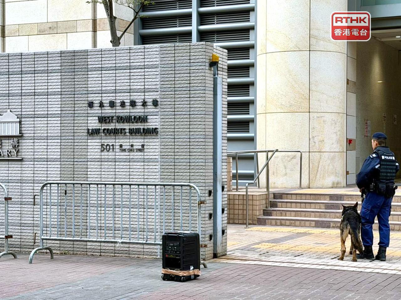 案件繼續在暫代高等法院的西九龍裁判法院審理。（崔蔚恩攝）