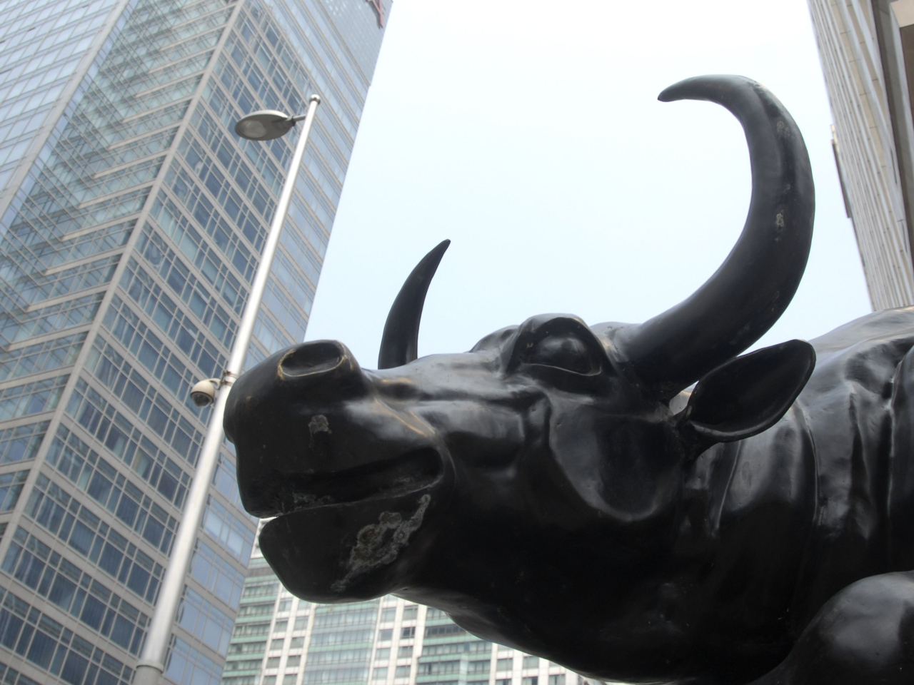 滬深股市3大指數升1%至近2%；兩市成交額逾3.6萬億元人民幣刷新紀錄。（新華社資料圖片）