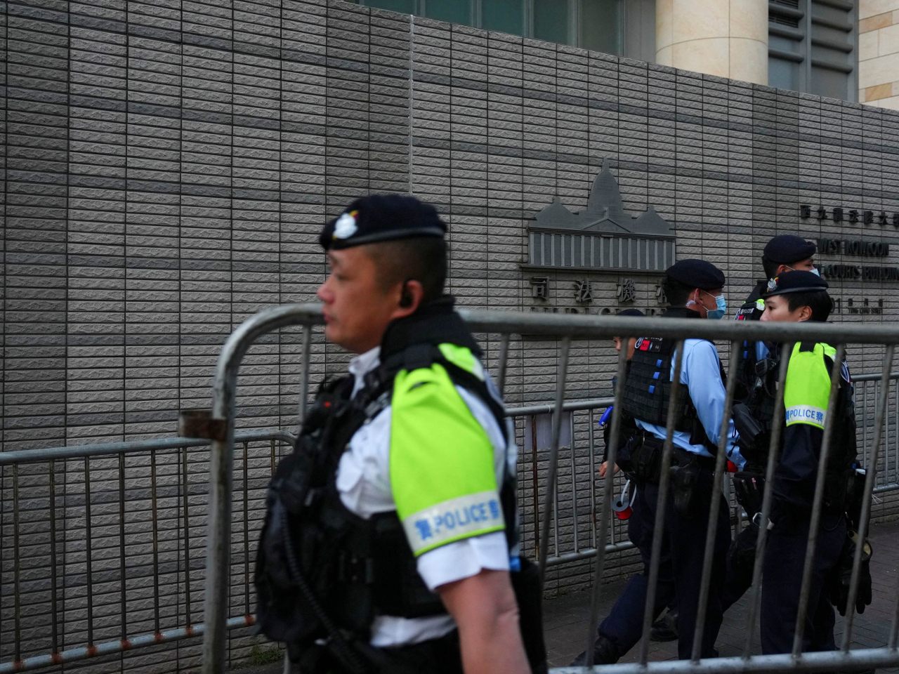 早上法院大樓外保安加強。（路透社）