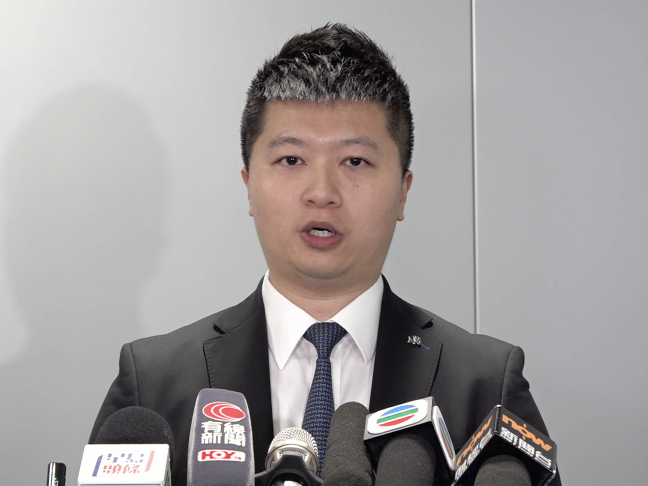 警方在大角咀一間酒店搗破一個毒品儲存倉，檢獲一批毒品，市值約1800萬元。（警方直播截圖)