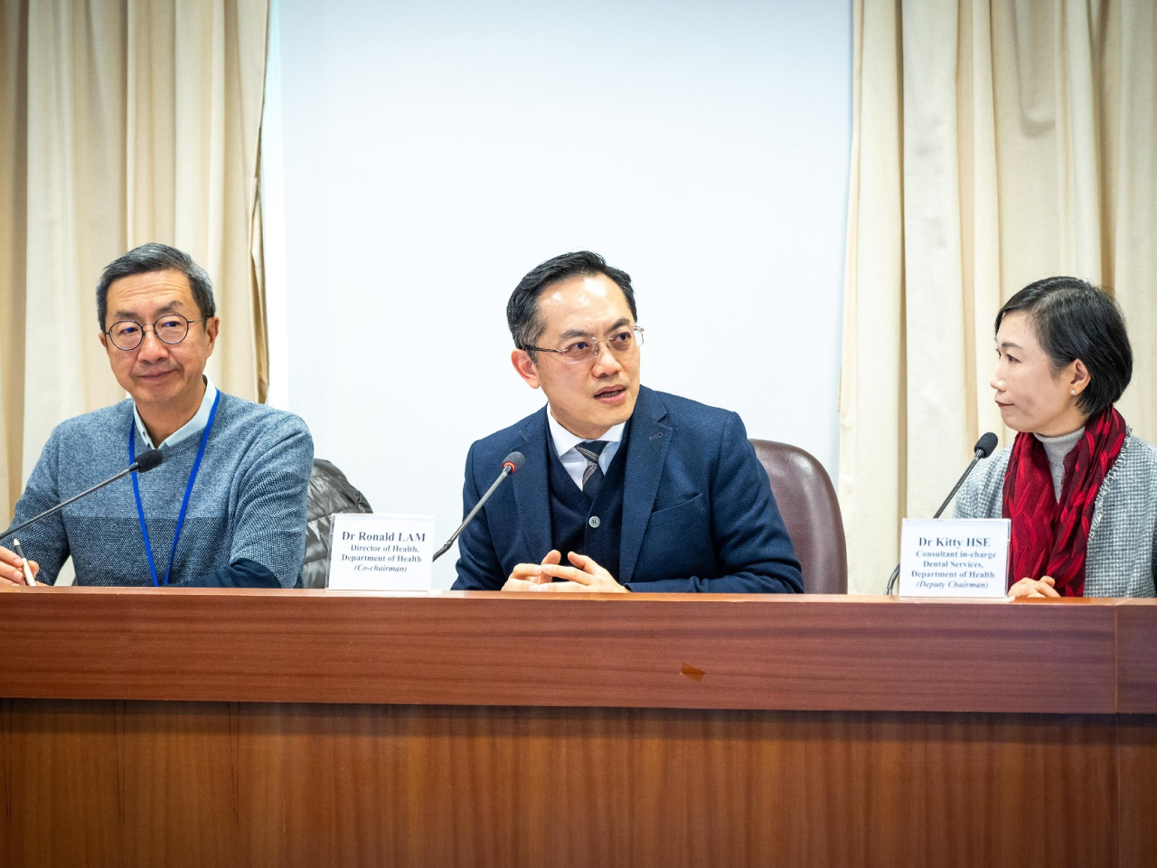 新成立的委員會由衞生署署長林文健（中）和香港牙科醫學院社會牙醫科專業委員會委員蘇漢澄（左）擔任聯席主席。（政府新聞處）