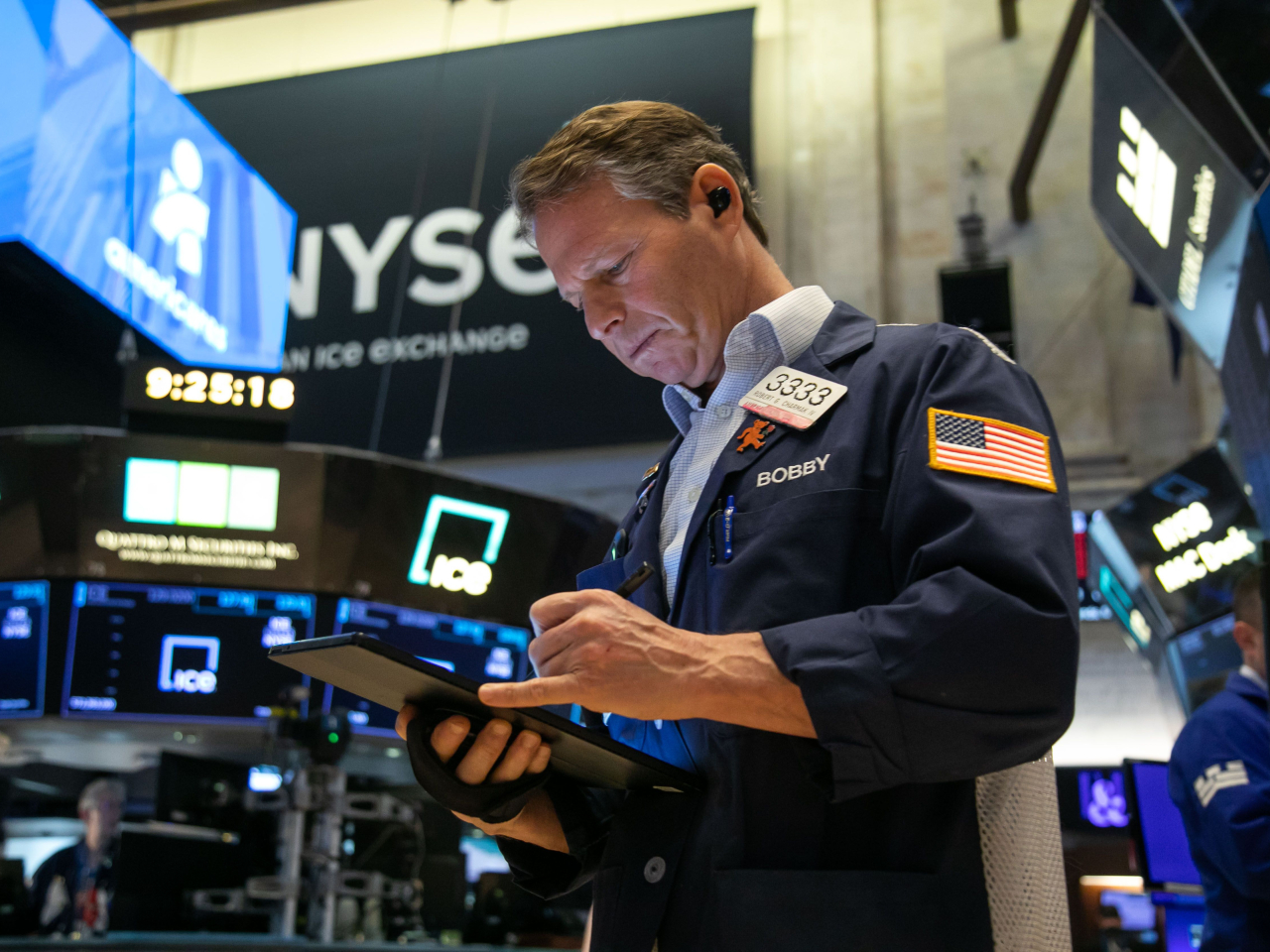 道瓊斯指數曾跌近1%，較早時跌幅收窄，報49156點，跌347點，跌幅0.7%。（新華社資料圖片）