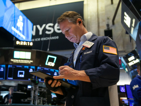 道瓊斯指數曾跌近1%，較早時跌幅收窄，報49156點，跌347點，跌幅0.7%。（新華社資料圖片）