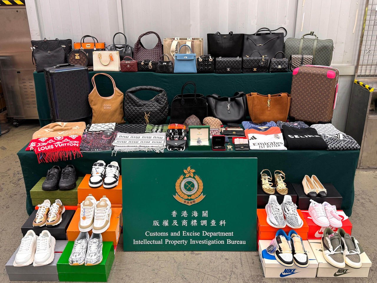海關檢獲的懷疑冒牌貨物。（政府新聞處）