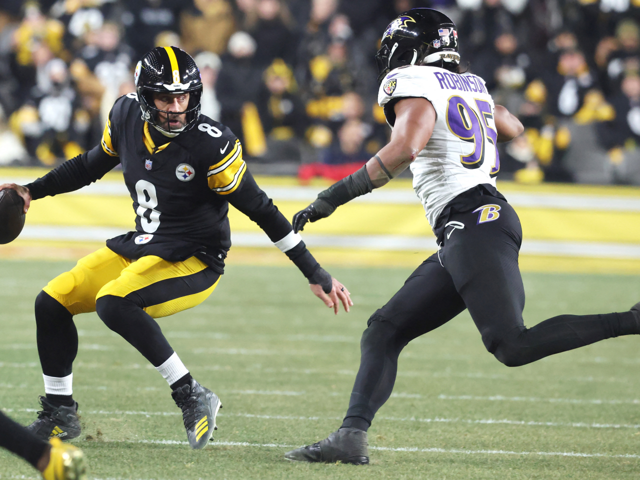 The Texans sacked Pittsburgh quarterback Aaron Rodgers, left, four times in a defensive onslaught. Photo: Reuters