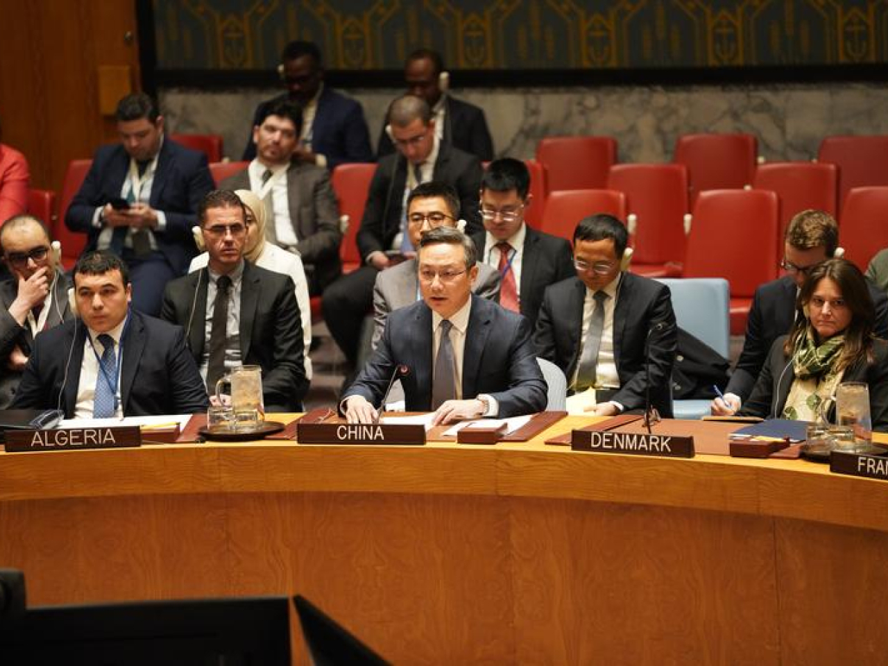 中國常駐聯合國副代表孫磊（前中）說，中方將同其他各方一起，繼續為推動危機政治解決發揮建設性作用。（新華社資料圖片）