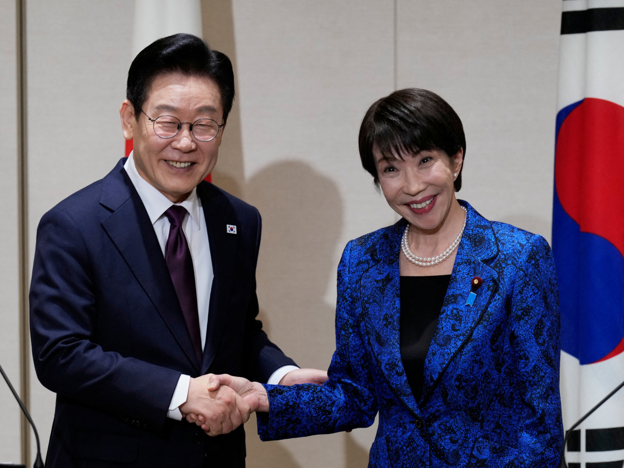 李在明與高市早苗在日本奈良會談。（路透社）