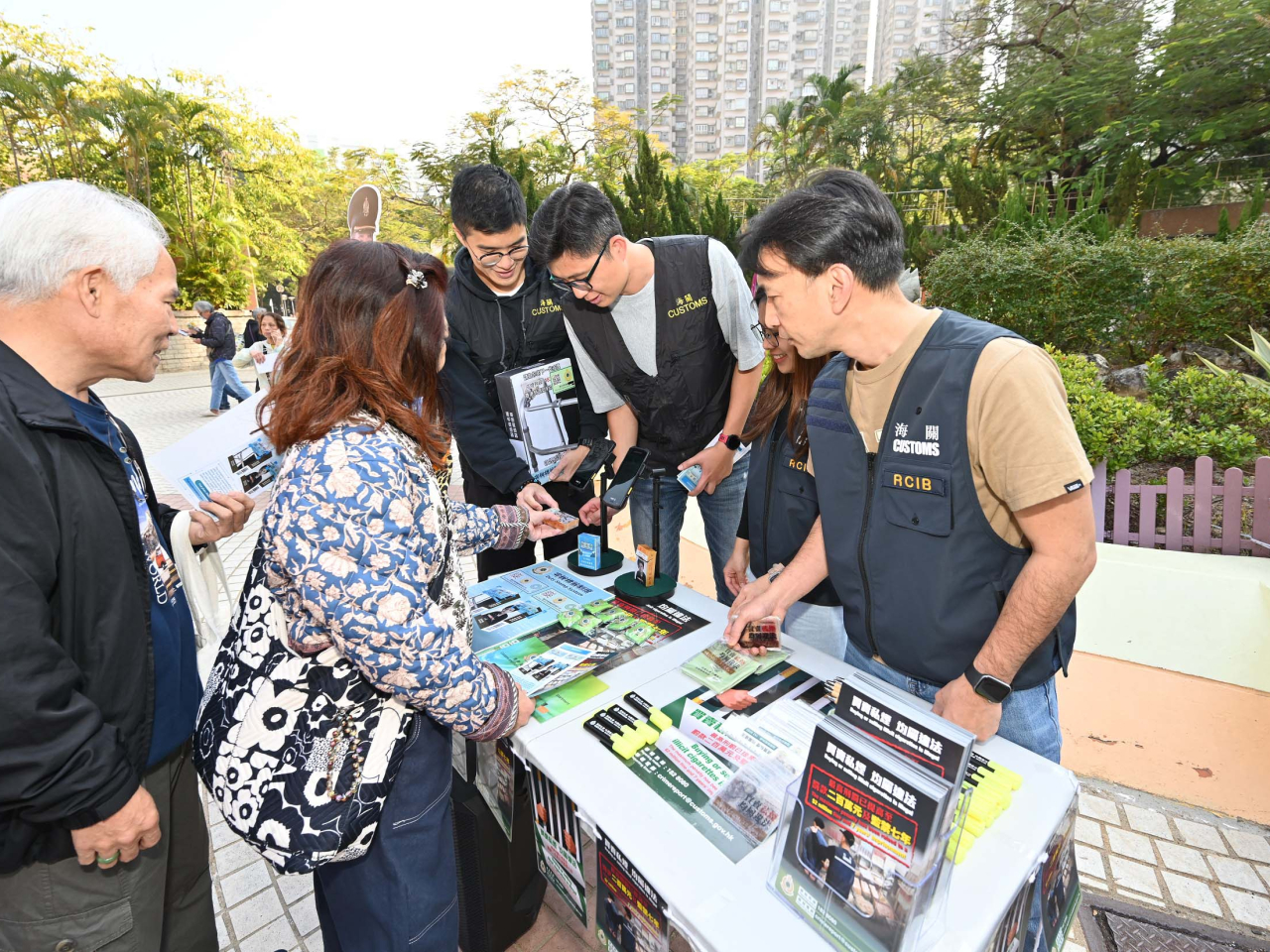 海關人員向居民講解反私煙信息及完稅標籤制度。（政府新聞處）
