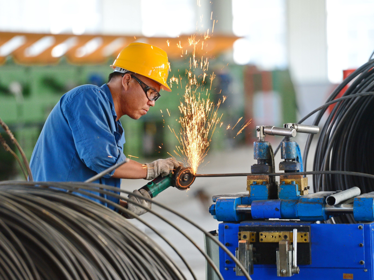 工信部製造業企業座談會要求行業積極參與行業規則制訂，自覺抵制「內卷」。（新華社資料圖片）