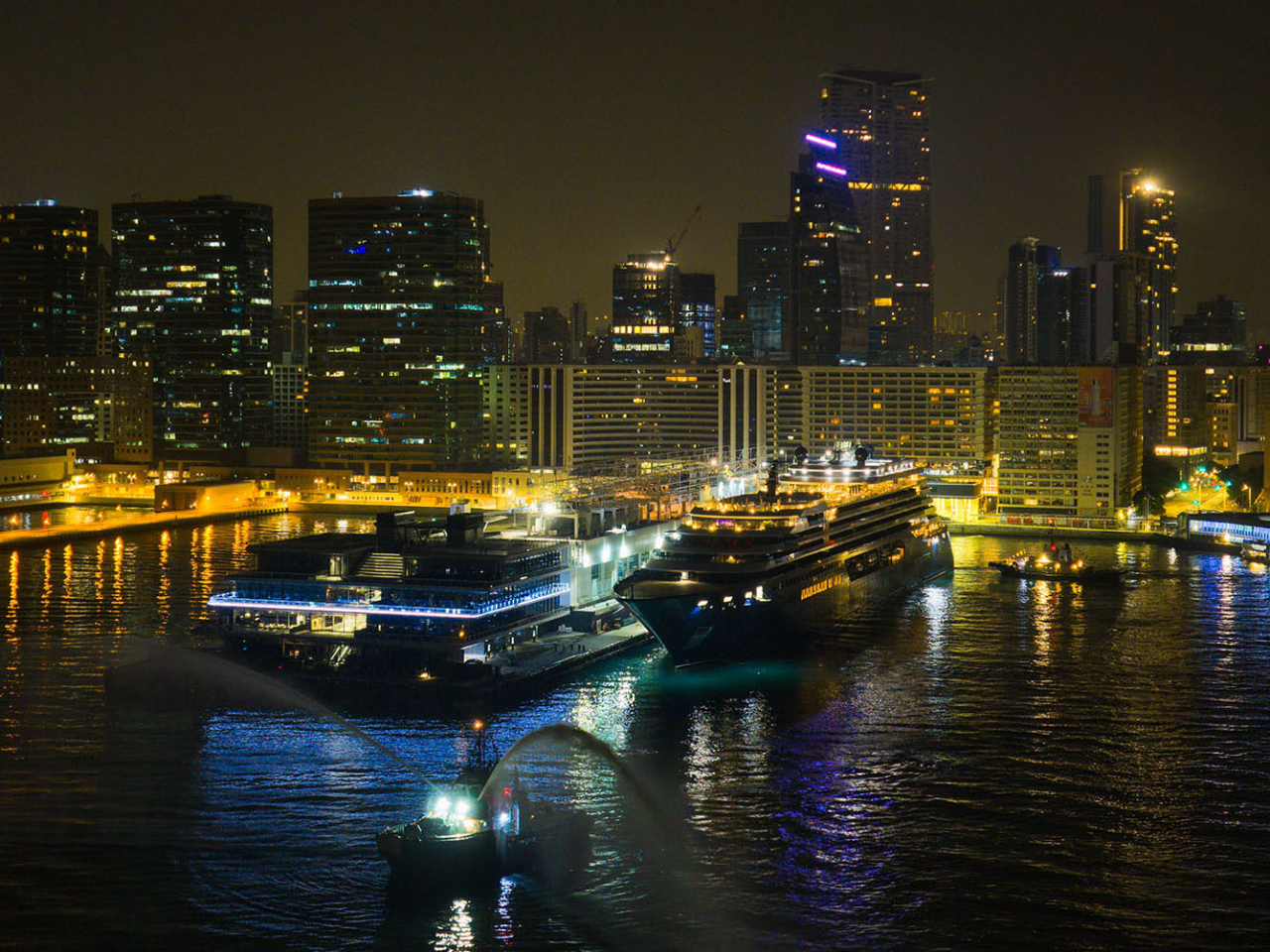 超級遊艇Luminara今日首度訪港，清晨駛入維港，並停靠尖沙咀海運碼頭，旅發局安排沿途射水禮。（旅發局提供）