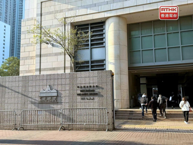 案件繼續在暫代高等法院的西九龍裁法院進行。（崔蔚恩攝）