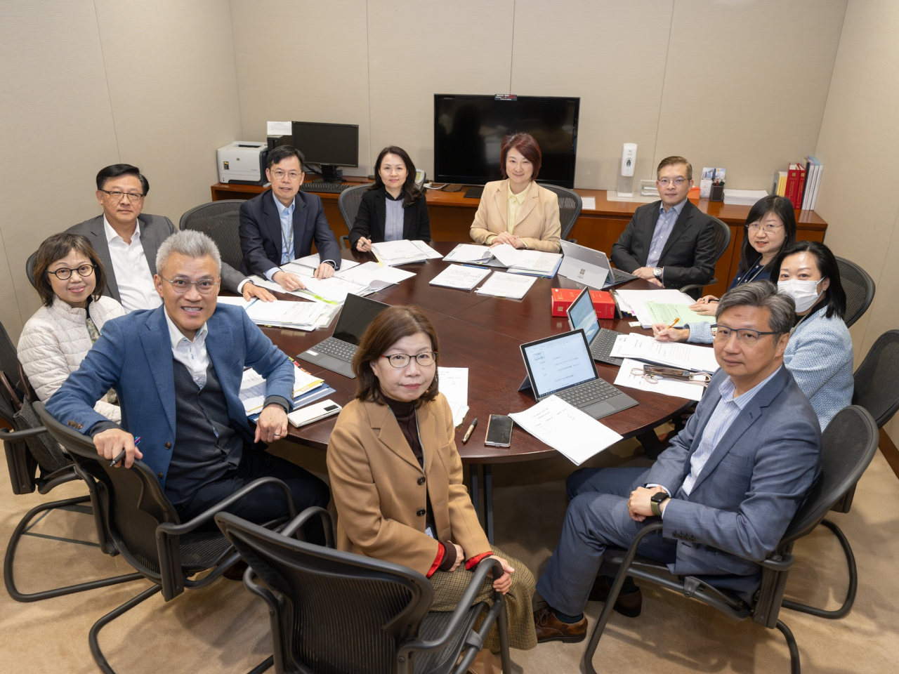 李慧琼與新任內務委員會主席陳振英和副主席何君堯，連同秘書長及其他秘書處人員舉行大會預備會議。（李慧琼社交網站圖片）