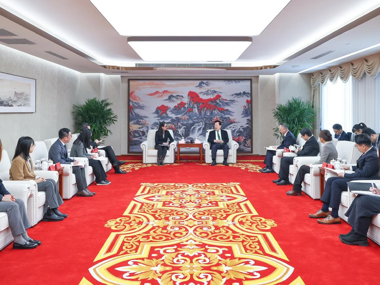 夏寶龍早上在北京會見廖李可期以及她率領的香港特區政府新聞主任國情研修班人員。（港澳辦網頁圖片）