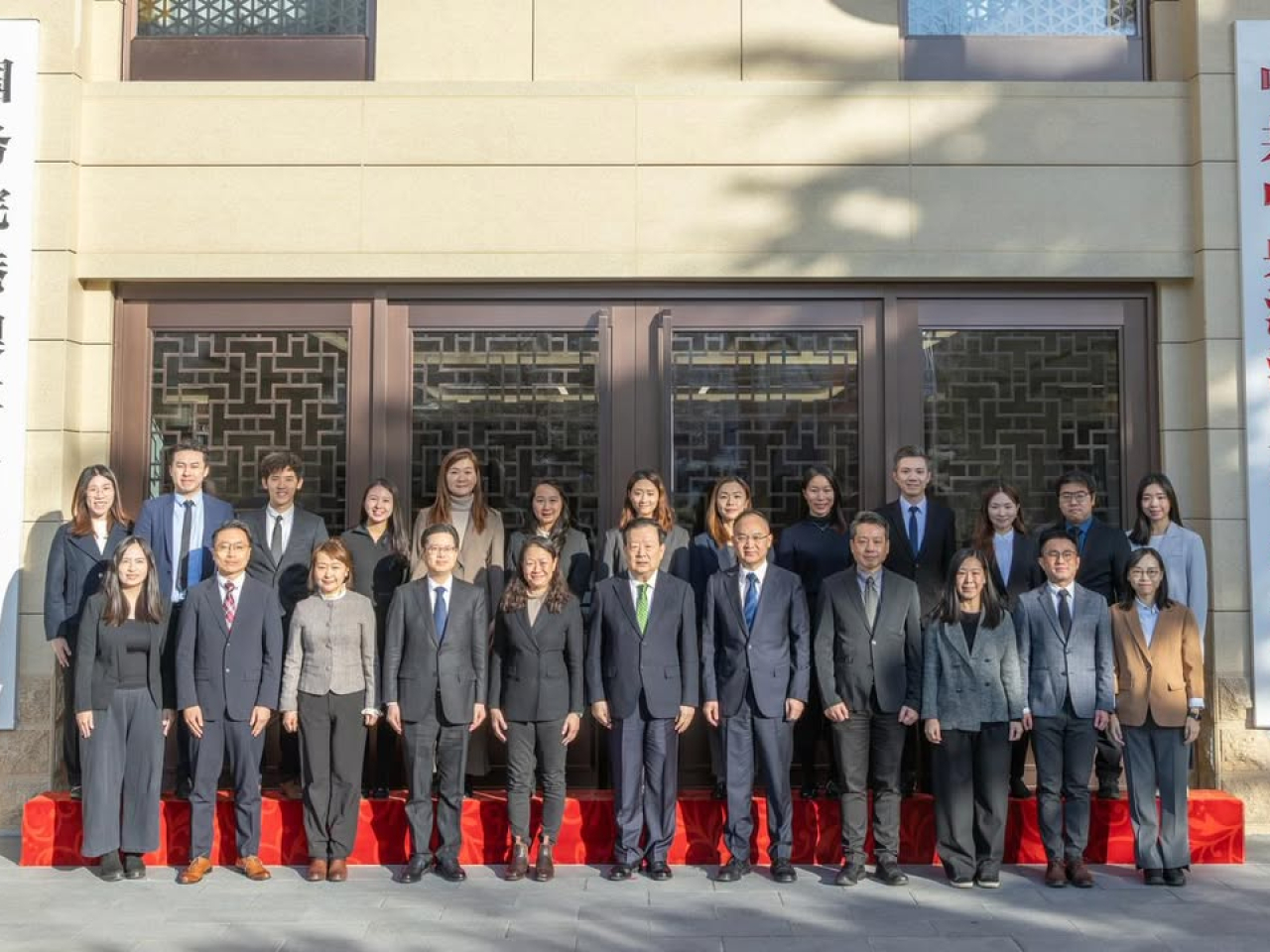 夏寶龍與廖李可期以及國情研修班人員合照。（港澳辦網頁圖片）