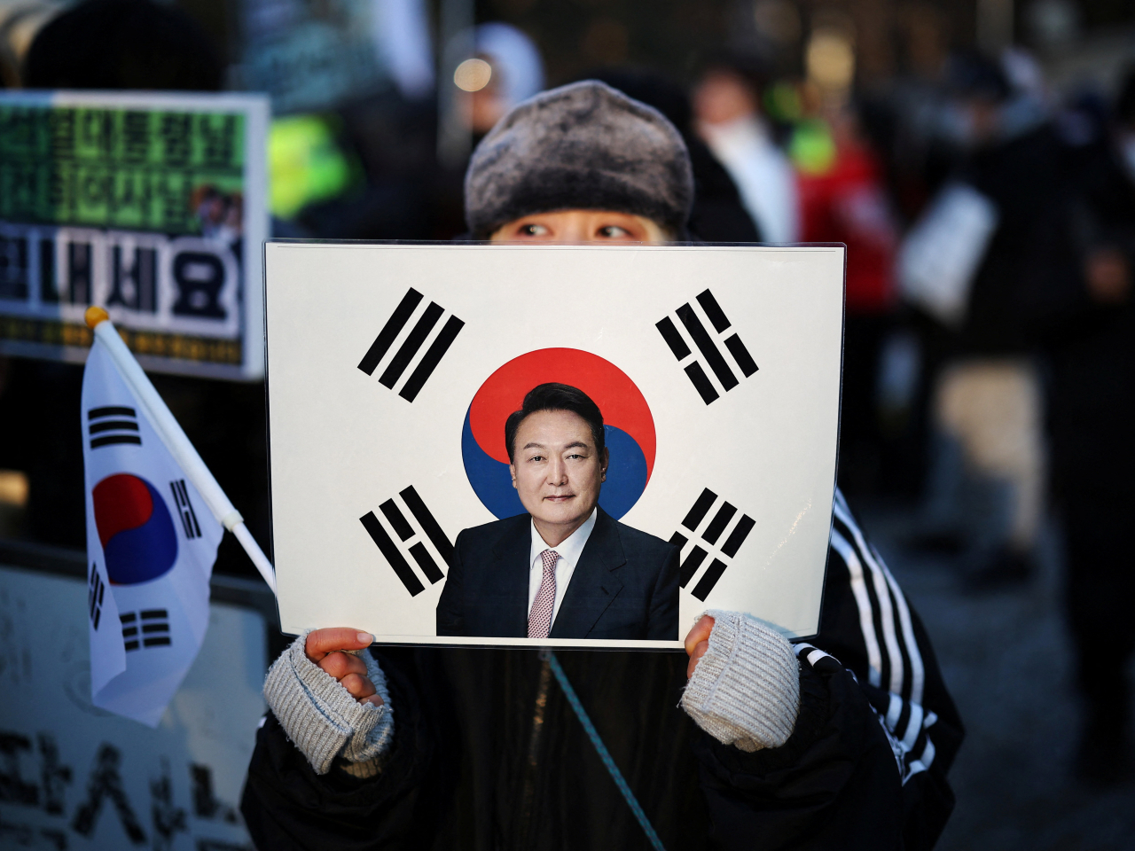 Yoon Suk Yeol's supporters braved the cold and gathered outside a court building in Seoul. Photo: Reuters