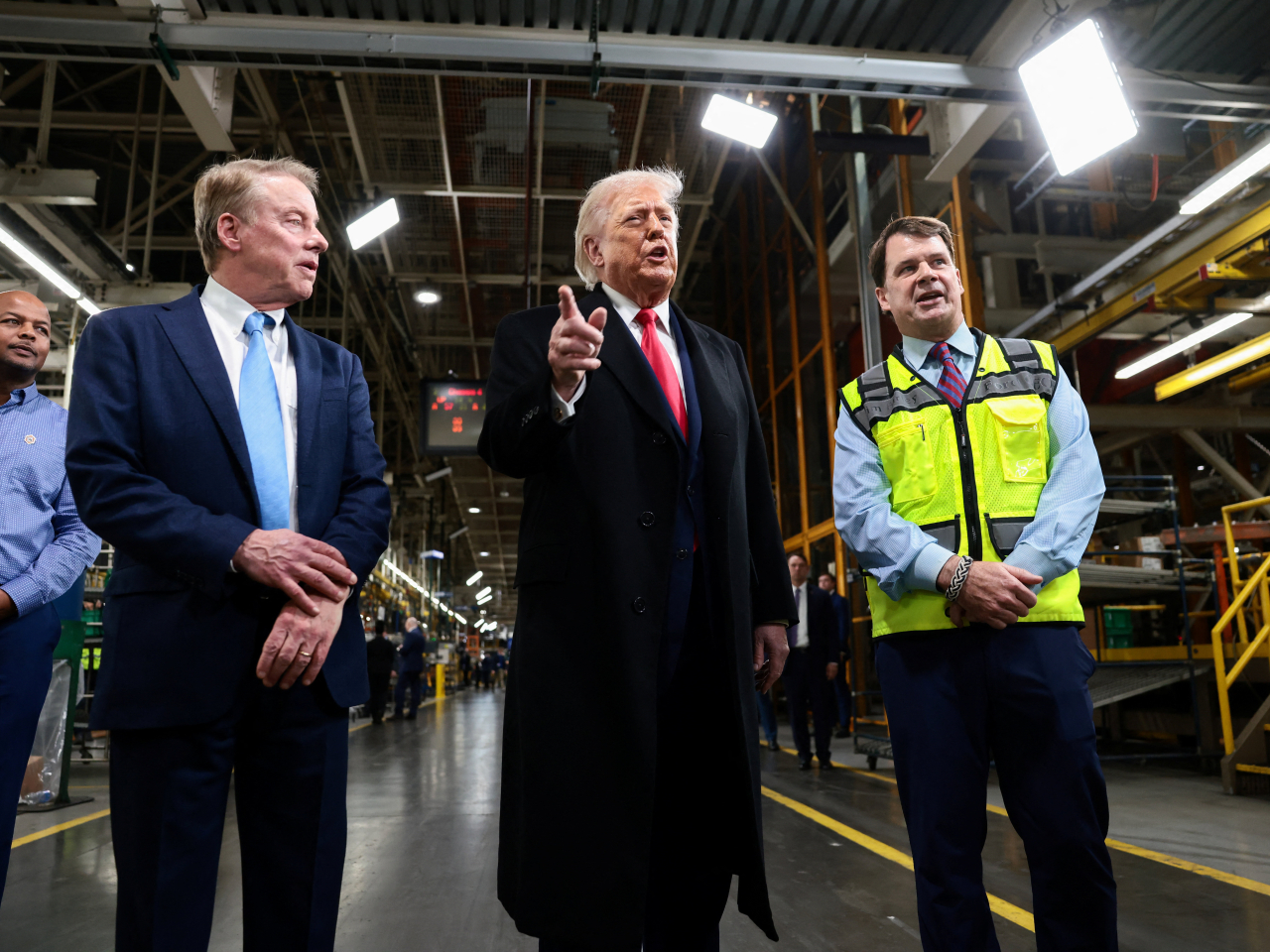 特朗普參觀密歇根州一間車廠。（路透社）