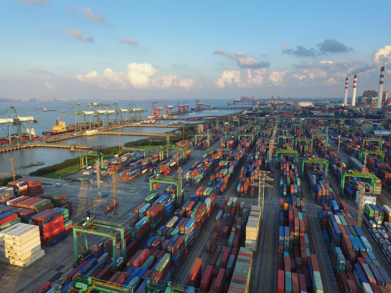 內地去年12月以美元計價進口及出口表現都遠好過預期。（新華社資料圖片）