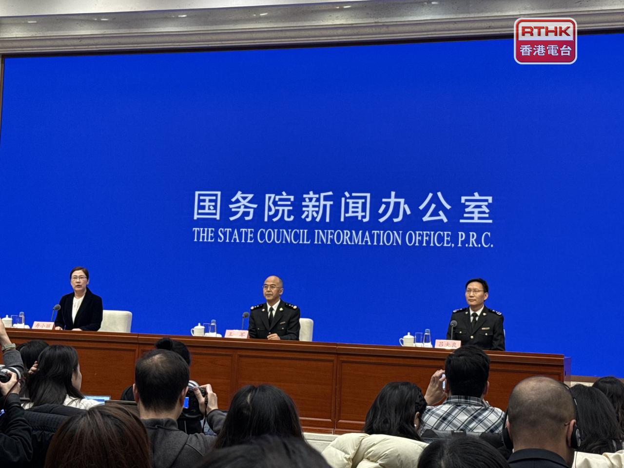 王軍（中）表示，工業機器人去年出口超越進口，中國成為工業機器人淨出口國。（陳曉筠攝）