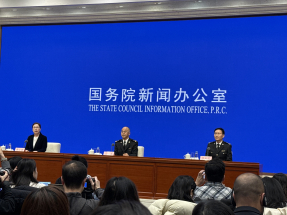 王軍（中）表示，工業機器人去年出口超越進口，中國成為工業機器人的凈出口國。（陳曉筠攝）