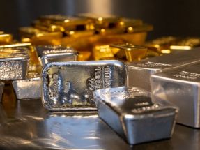 現貨銀首次升至每盎司90美元，上升3%。（法新社資料圖片）