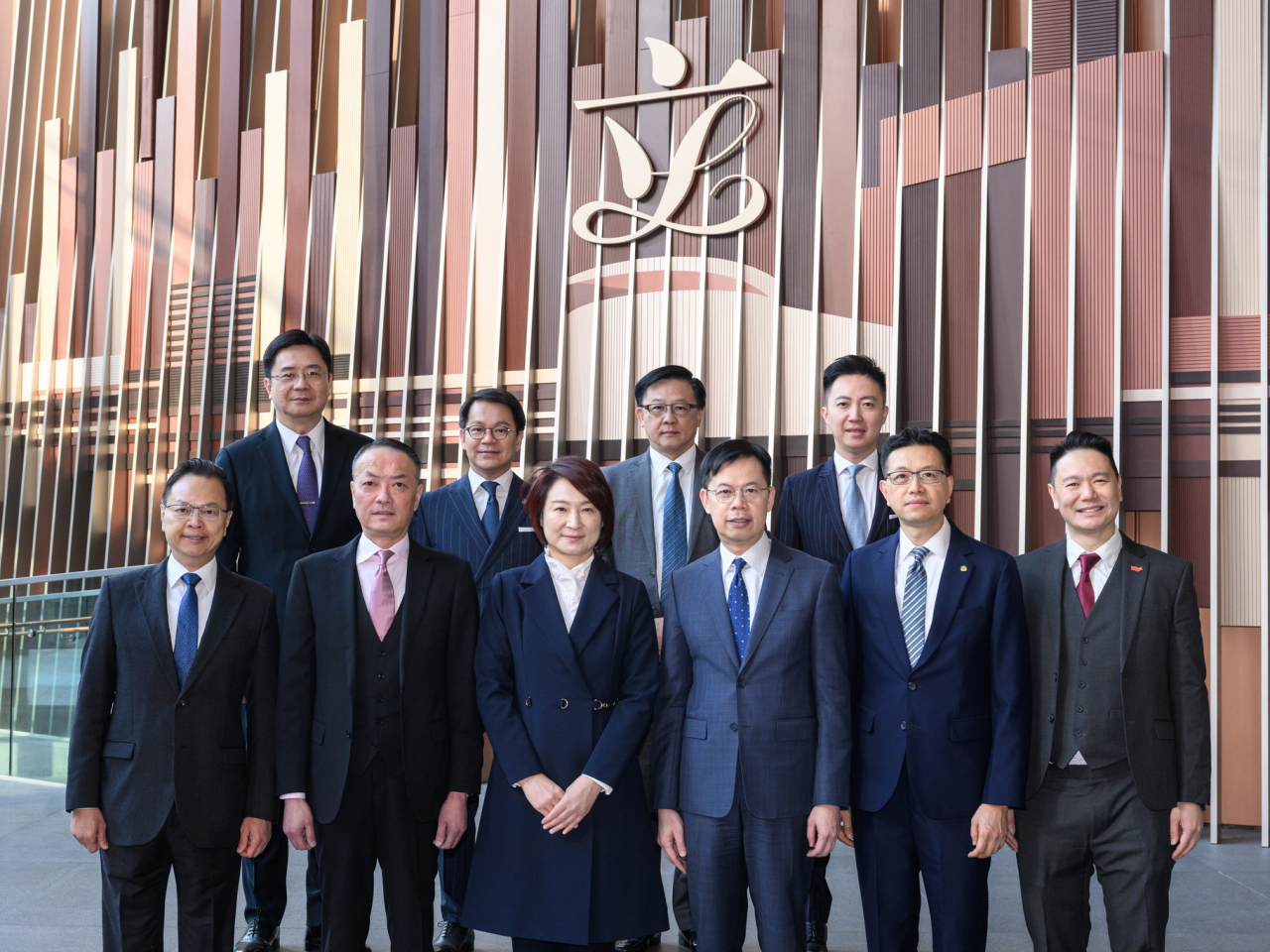 李慧琼在開大會前與內務委員會和財務委員會，以及其小組委員會的正副主席見面。（李慧琼社交網站圖片）