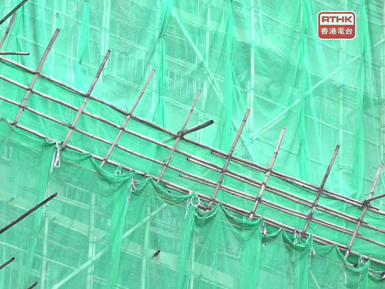陳國基表示，建議就需要搭棚進行大型維修的樓宇訂立安全距離。（港台圖片）