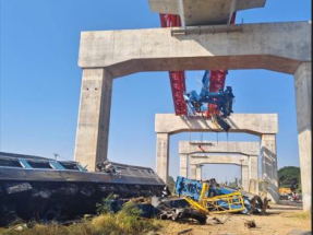 Many Thais dead as falling crane derails train