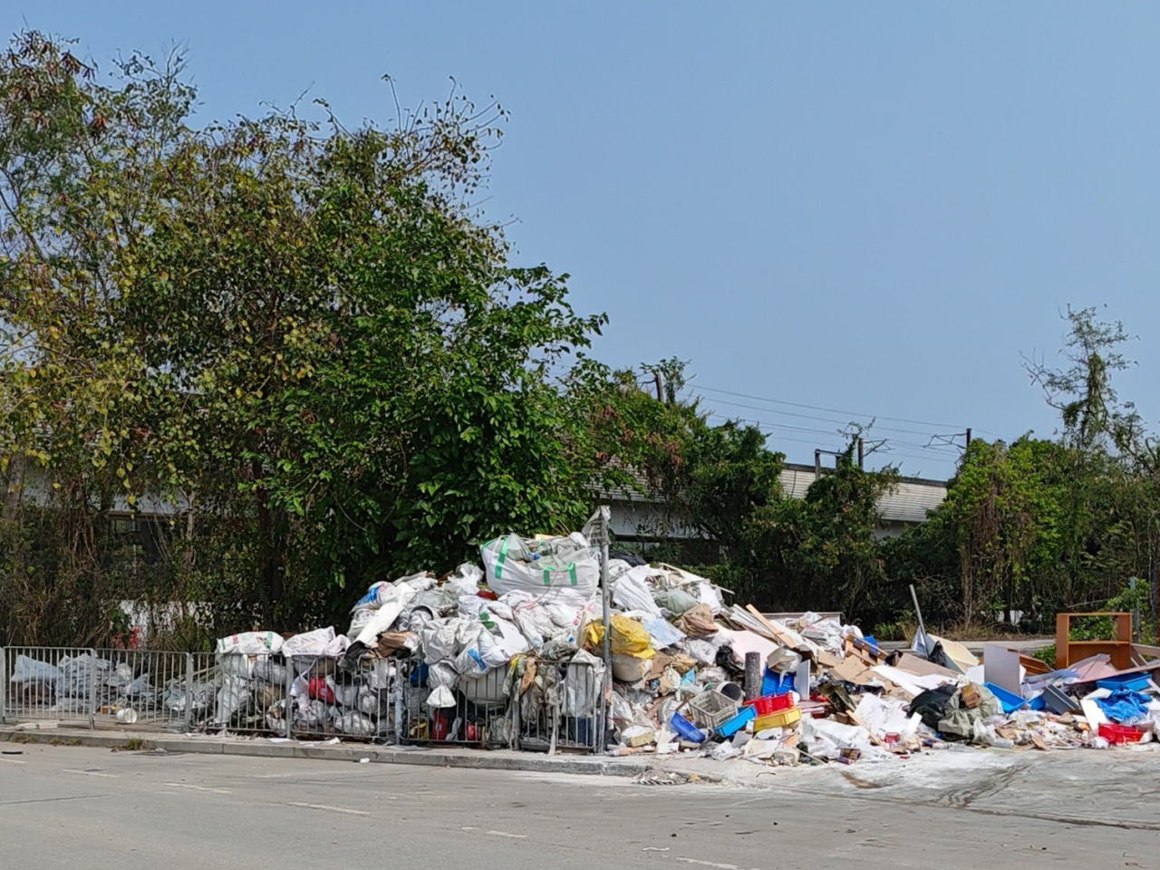 自去年年中起，屯門亦園路一處隱蔽路旁被發現有人非法棄置廢物，且情況日趨嚴重，對環境衞生造成影響。（政府新聞處）